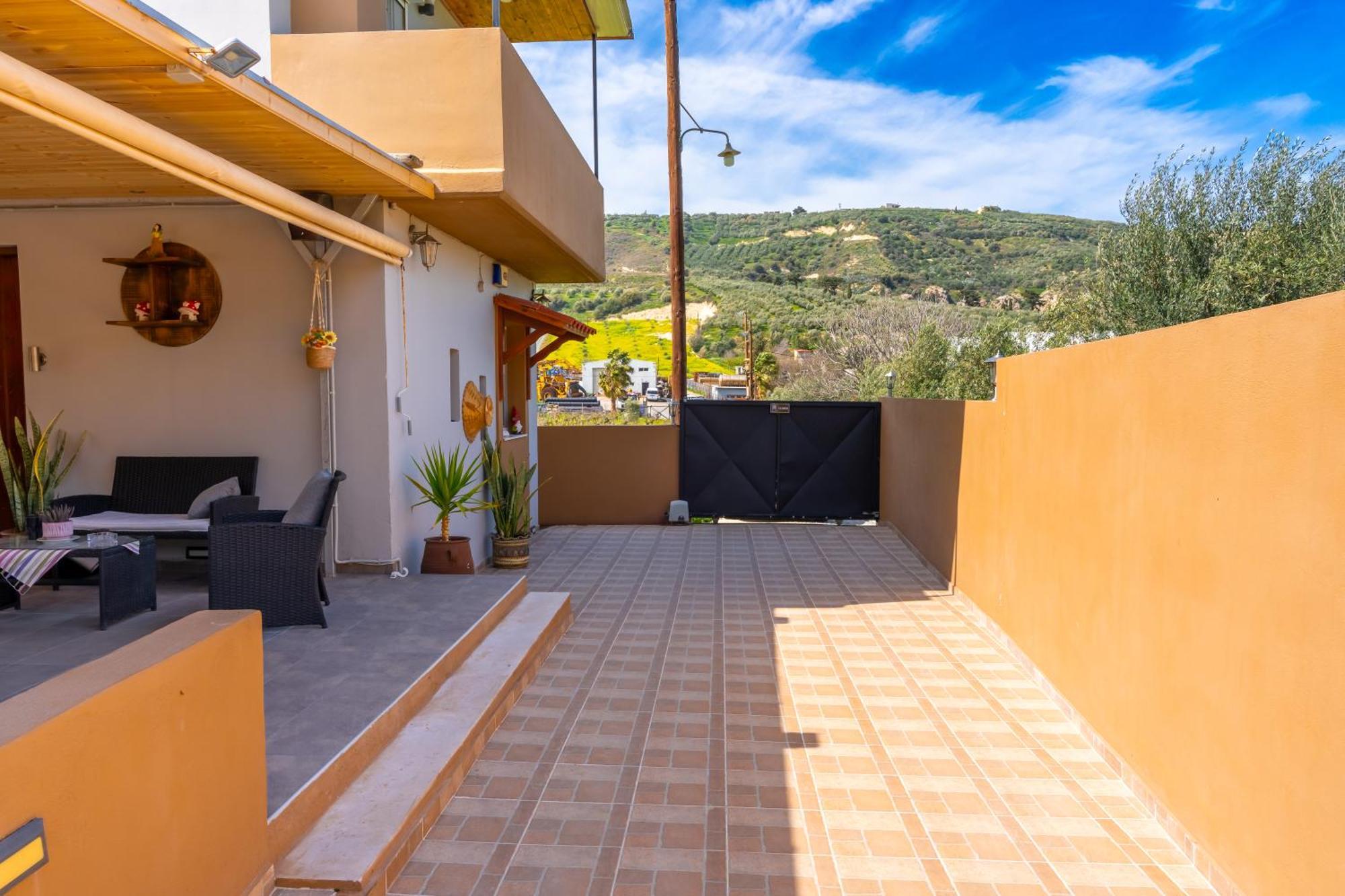With Pool & Private Parking Holiday home